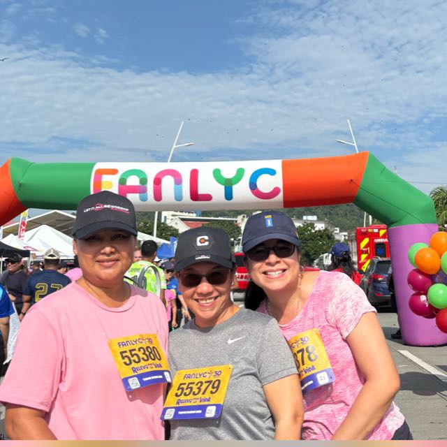 Colaboradoras de ICONSA participando en la caminata FANLYC